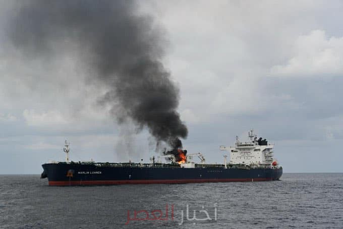 بالصور.. اشتعال سفينة بريطانية بعد قصف الحوثيين لها في الخليج عدن