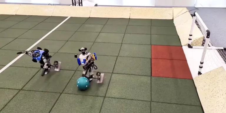 جوجل تدرب روبوتات صغيرة على لعب كرة القدم بتقنية التعزيز العميق